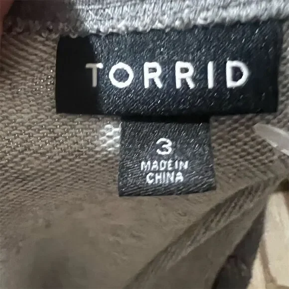 Torrid Women's Plus Size 3 Gray Off Shoulder Sweatshirt Pink Sequin Lips Casual - Picture 9 of 9